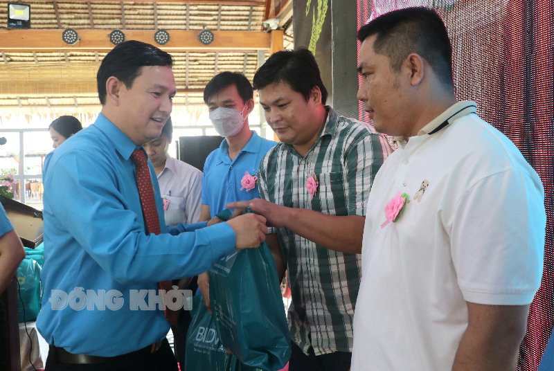 Tập trung chăm lo, bảo vệ quyền, lợi ích hợp pháp, chính đáng của người lao động Chủ tịch Liên đoàn Lao động tỉnh Nguyễn Phúc Linh tặng quà cho công nhân lao động.