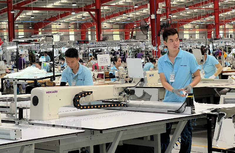 Đầu tư hạ tầng phục vụ phát triển kinh tế - xã hội tỉnh nhà Sản xuất hàng may mặc tại Công ty may Việt Vương 3, Cụm công nghiệp Tân Thành Bình (Mỏ Cày Bắc).