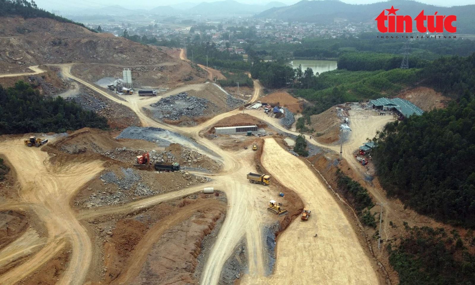 Thủ tướng chủ trì Phiên họp Ban Chỉ đạo các công trình, dự án trọng điểm giao thông vận tải Công tác khai thác, vận chuyển vật liệu thi công được các nhà thầu cao tốc Nghi Sơn - Diễn Châu tăng tốc. Ảnh tư liệu: Vân Sơn/Báo Tin tức