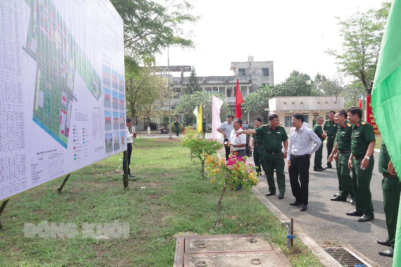 Ðại biểu các cơ quan, đơn vị tham quan bản vẽ các công trình trực thuộc Bộ Chỉ huy Quân sự tỉnh.