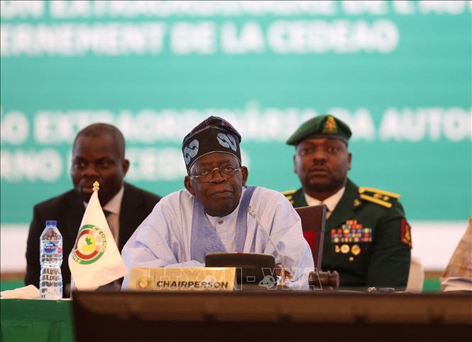 Tổng thống Nigeria Bola Tinubu (giữa), Chủ tịch Cộng đồng Kinh tế các quốc gia Tây Phi (ECOWAS) phát biểu tại cuộc họp ở Abuja, ngày 30-7-2023. Ảnh: AFP/TTXVN