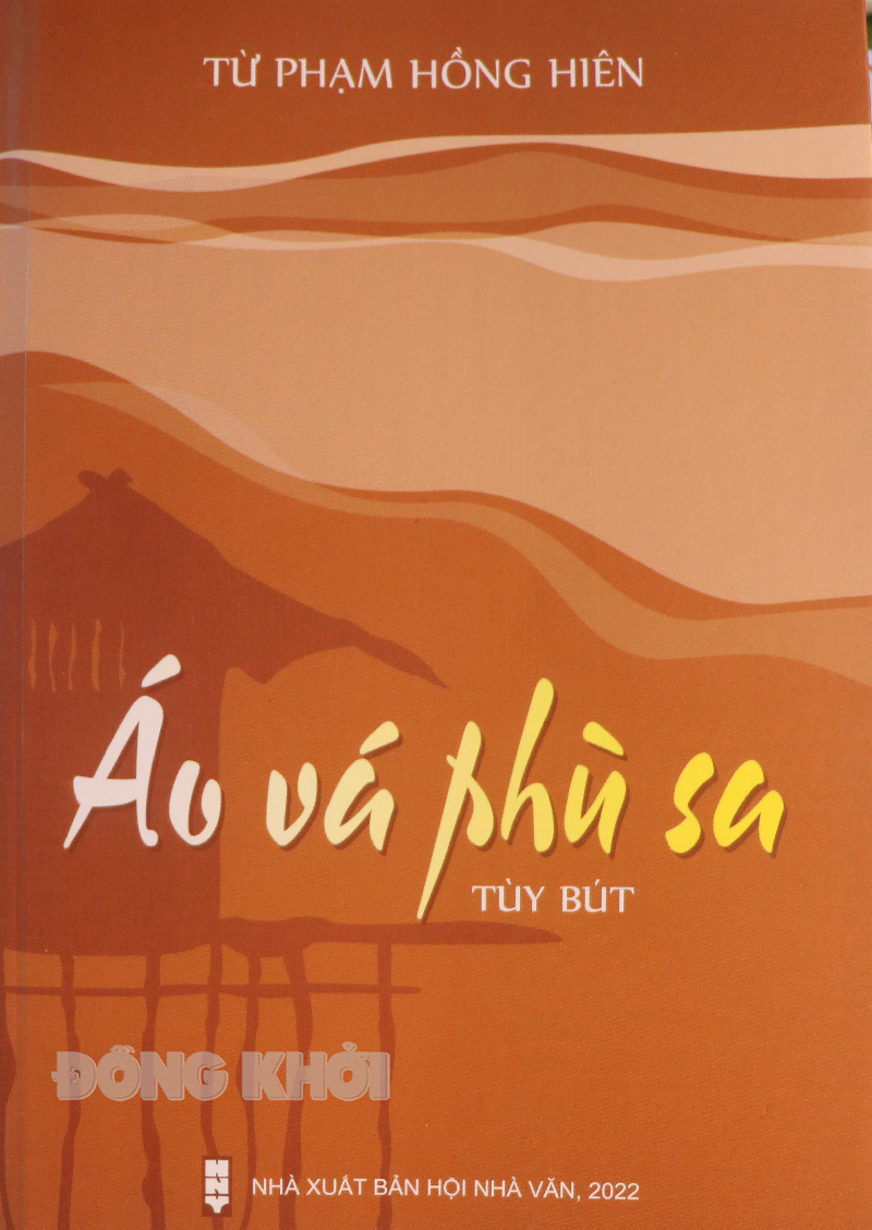 “Áo vá phù sa” Tập tùy bút “Áo vá phù sa” chất chứa 31 câu chuyện là trải nghiệm của chính tác giả.