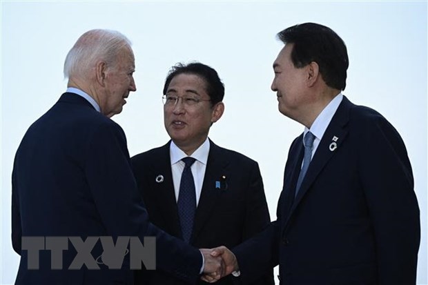 Tổng thống Mỹ Joe Biden, Thủ tướng Nhật Bản Fumio Kishida và Tổng thống Hàn Quốc Yoon Suk Yeol trong cuộc gặp ba bên tại Hội nghị thượng đỉnh lãnh đạo Nhóm các nước công nghiệp phát triển hàng đầu thế giới ở Hiroshima (Nhật Bản), ngày 21-5-2023. (Ảnh: AFP/TTXVN)