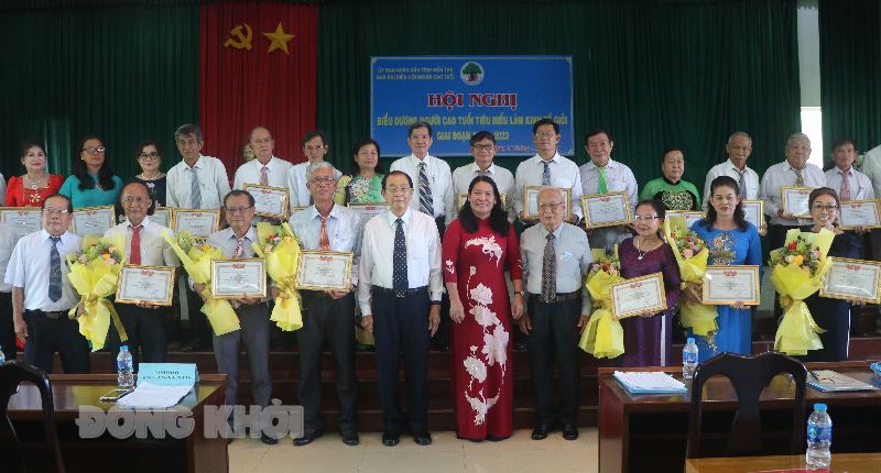 Tiến sĩ Huỳnh Thành Lập - Phó chủ tịch Trung ương Hội Người cao tuổi Việt Nam (hàng đầu, thứ 6 từ phải sang) tặng hoa cho NCT đạt tiêu chuẩn tiêu biểu làm kinh tế giỏi cấp Trung ương.