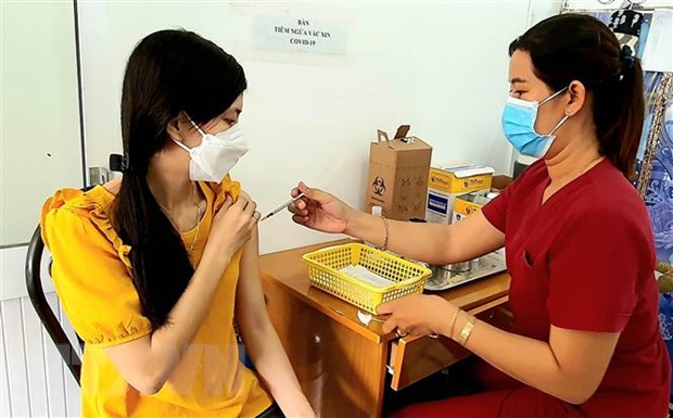 Ngày 11-8-2023: Thêm 3 bệnh nhân COVID-19 khỏi bệnh trong ngày Lực lượng y tế tiêm vaccine phòng COVID-19 ở Sóc Trăng. (Ảnh: Trung Hiếu/TTXVN)