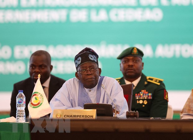 Chủ tịch luân phiên Cộng đồng Kinh tế Tây Phi (ECOWAS), Tổng thống Nigeria Bola Ahmed Tinubu phát biểu tại phiên họp lãnh đạo các quốc gia thành viên ECOWAS về tình hình Niger tại Abuja, ngày 30-7-2023. Ảnh: AFP/TTXVN