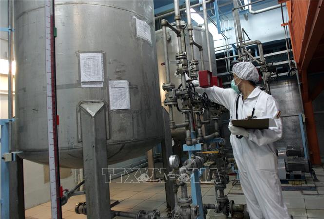 Kỹ thuật viên Iran kiểm tra các thiết bị tại cơ sở làm giàu urani Isfahan ở cách thủ đô Tehran 420 km về phía nam. Ảnh tư liệu: AFP/TTXVN