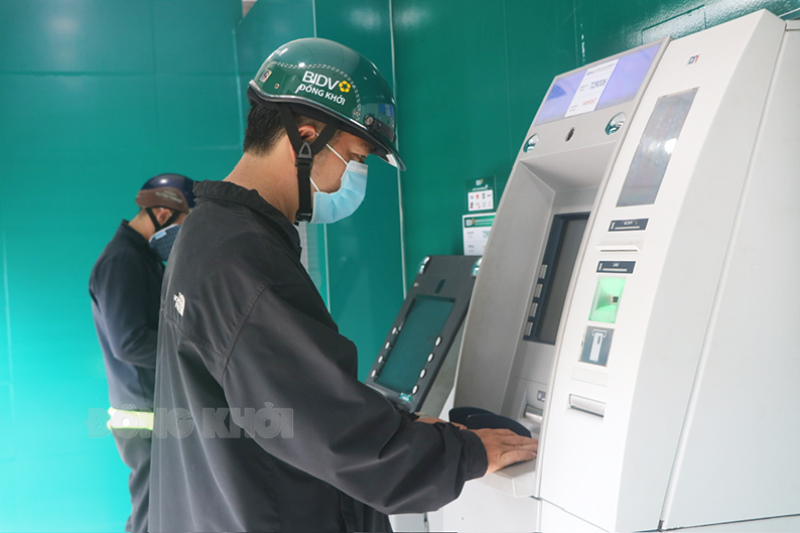 Chi trả lương hưu, trợ cấp hàng tháng từ 14-8 đến 17-8-2023 BHXH tỉnh khuyến khích người hưởng lương hưu, trợ cấp BHXH, trợ cấp hàng tháng qua ATM.