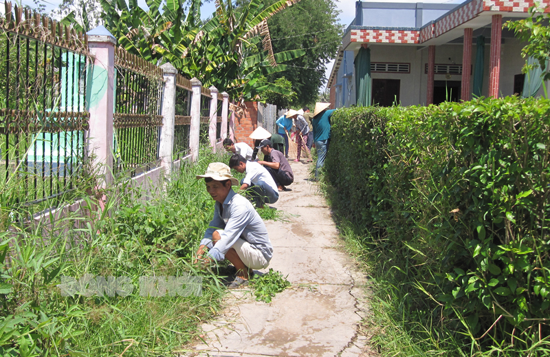 Cán bộ MTTQ và nhân dân ấp An Ninh B, xã An Thuận, huyện Thạnh Phú dọn dẹp cảnh quan môi trường đường xóm ấp.