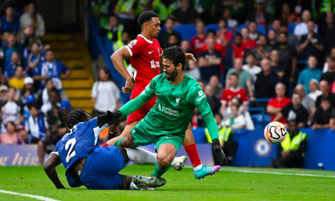 Tình huống trung vệ Disasi (số 2) đá nối cận thành gỡ hòa 1-1 cho Chelsea. Ảnh: Reuters