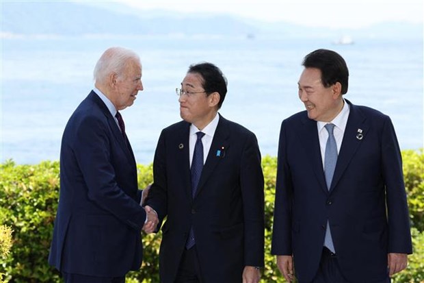 Tổng thống Mỹ Joe Biden, Tổng thống Hàn Quốc Yoon Suk Yeol và Thủ tướng Nhật Bản Fumio Kishida tại cuộc gặp bên lề Hội nghị Thượng đỉnh G7 ở Hiroshima (Nhật Bản), ngày 21-5-2023. (Ảnh: AFP/TTXVN)