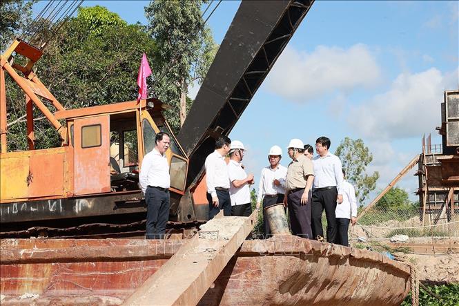 Thủ tướng Phạm Minh Chính kiểm tra Dự án nâng cấp quốc lộ 30 đoạn Cao Lãnh - Hồng Ngự. Ảnh: Dương Giang/TTXVN