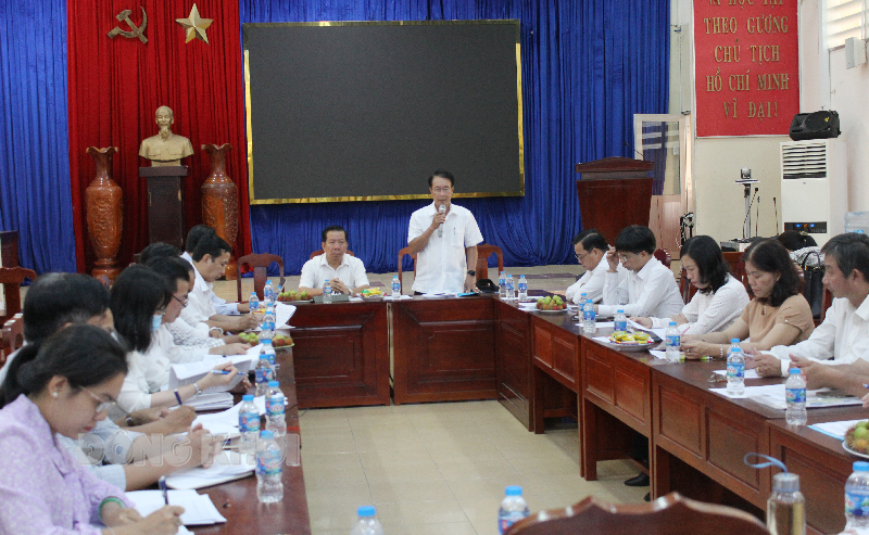 Trưởng ban Văn hóa - Xã hội HĐND tỉnh Huỳnh Văn Cuộn phát biểu tại buổi giám sát.
