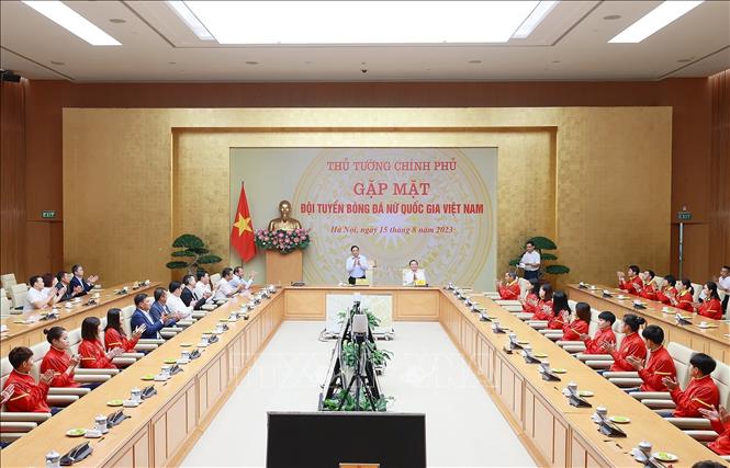 Thủ tướng Phạm Minh Chính gặp mặt, động viên các cầu thủ Đội tuyển bóng đá nữ quốc gia Việt Nam. Ảnh: Dương Giang/TTXVN