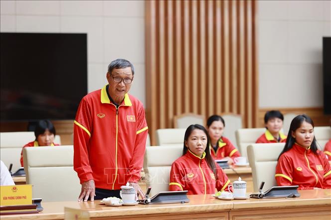 Huấn luyện viên trưởng Đội tuyển bóng đá nữ quốc gia Việt Nam Mai Đức Chung phát biểu. Ảnh: Dương Giang/TTXVN