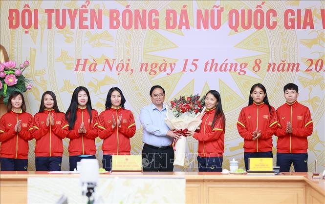 Thủ tướng Phạm Minh Chính tặng hoa cho các cầu thủ Đội tuyển bóng đá nữ quốc gia Việt Nam. Ảnh: Dương Giang/TTXVN