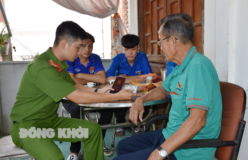 Tổ chức tuyên truyền Ðề án số 06/ÐA-CP tại các hộ dân trên địa bàn xã Tân Hội, huyện Mỏ Cày Nam.