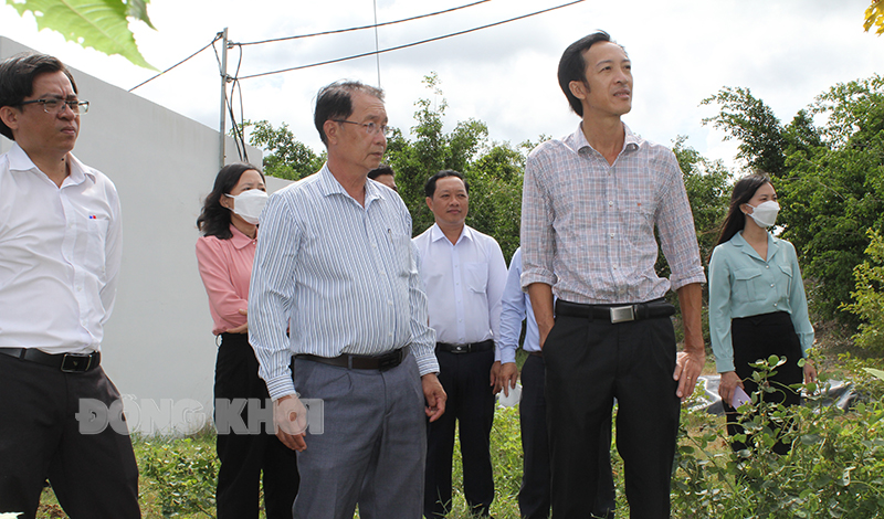 Đoàn giám sát thực tế về môi trường tại khu vực xử lý nước thải ở ấp Phú Thành, xã Phú Hưng.
