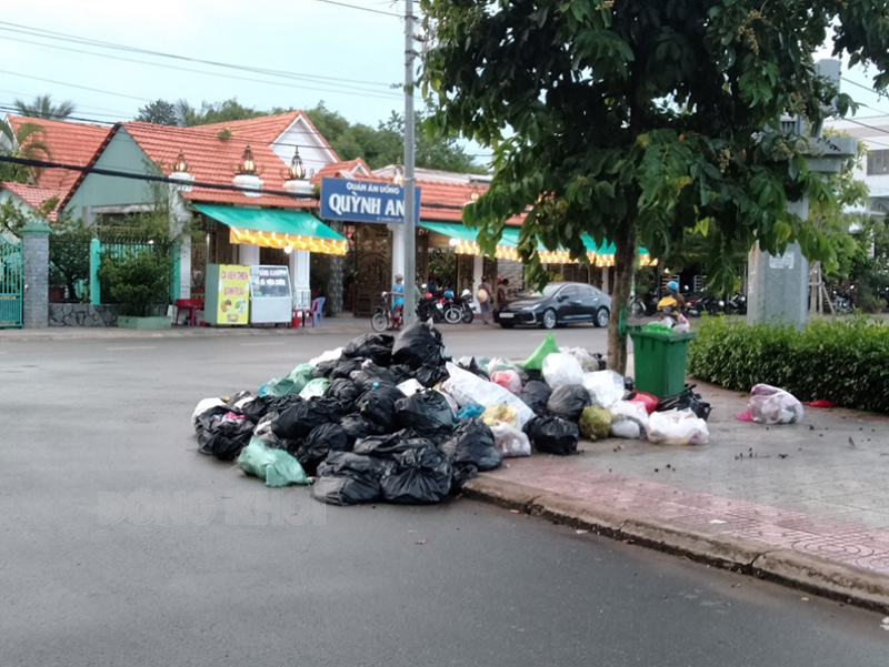 Một điểm tập kết rác tự phát trên địa bàn thị trấn Ba Tri.