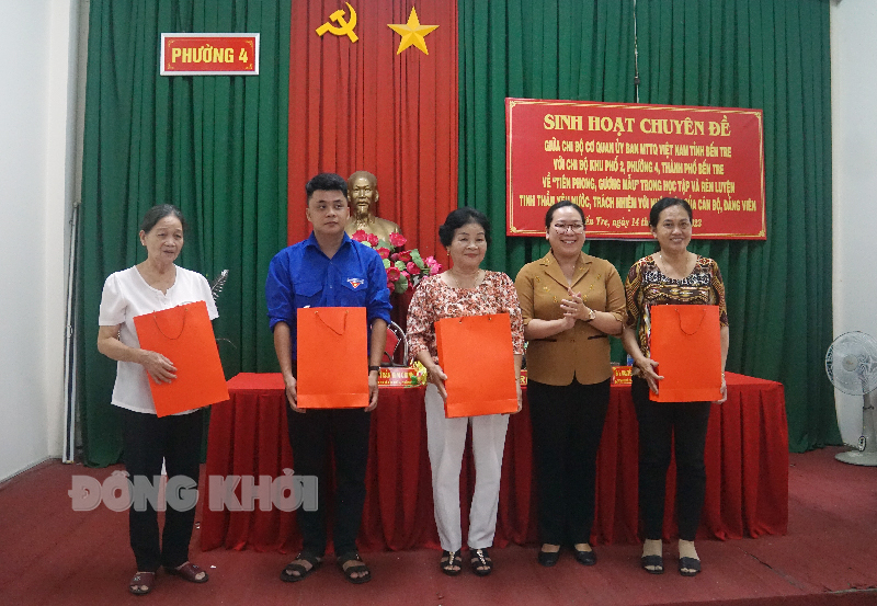 Tiên phong, gương mẫu trong học tập và rèn luyện tinh thần yêu nước, trách nhiệm với nhân dân của cán bộ, đảng viên Bí thư Chi bộ Cơ quan Ủy ban MTTQ Việt Nam tỉnh Nguyễn Thị Hồng Nhung trao quà lưu niệm cho các đồng chí Chi ủy Chi bộ Khu phố 2, Phường 4, TP. Bến Tre.