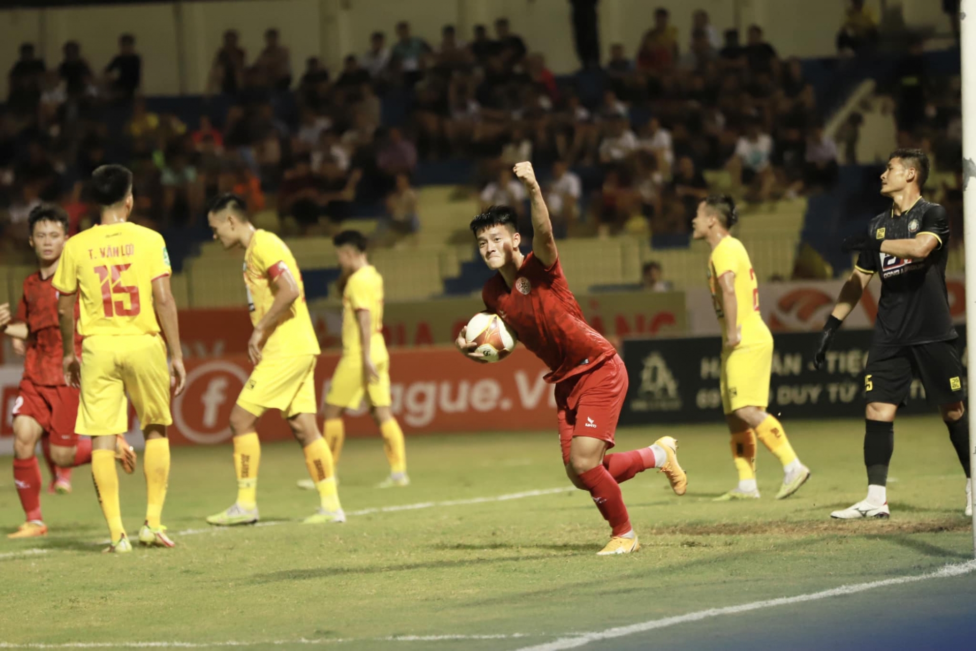Thanh Nhàn ghi bàn thắng duy nhất cho PVF CAND