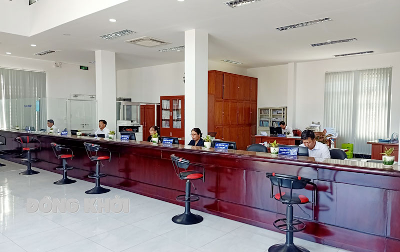 Cải cách hành chính, nâng cao chất lượng phục vụ của hệ thống kho bạc Nhà nước Cán bộ, công chức Kho bạc Nhà nước Thạnh Phú xử lý nghiệp vụ.