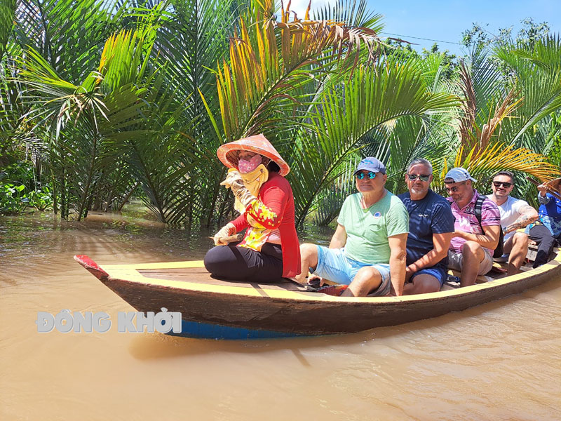 Châu Thành xây dựng xã nông thôn mới gắn với phát triển du lịch Du khách quốc tế tham quan các điểm du lịch sông nước các xã ven sông Tiền.