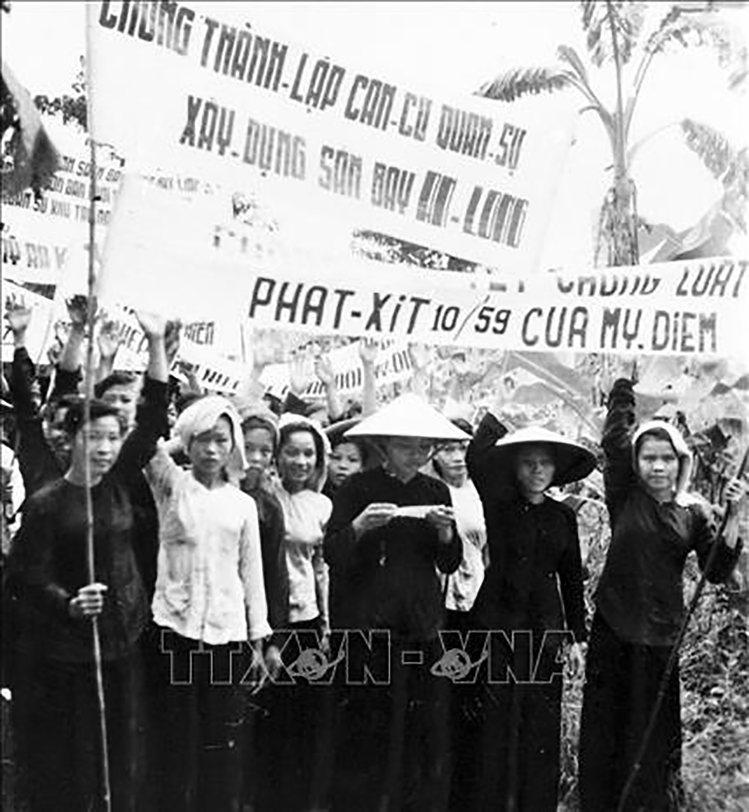 “Anh dũng đồng khởi, thắng Mỹ, diệt ngụy” “Đội quân tóc dài” biểu tình đòi hủy bỏ luật phát xít 10-59, đòi thành lập một Chính phủ dân chủ tiến bộ, phản đối Mỹ - Diệm xây dựng căn cứ quân sự chuẩn bị chiến tranh. Ảnh: TTXVN