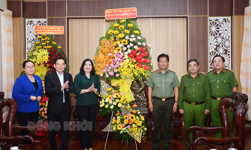 Phó bí thư Thường trực Tỉnh uỷ - Chủ tịch HĐND tỉnh Hồ Thị Hoàng Yến; Chủ tịch UBND tỉnh Trần Ngọc Tam trao hoa chúc mừng.