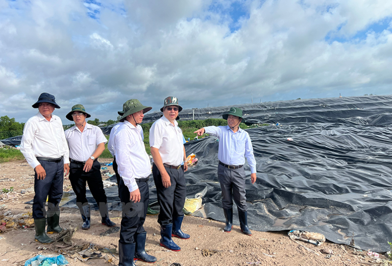 Tăng cường quản lý rác thải, bảo vệ môi trường đối với các bãi rác trên địa bàn các huyện, thành phố Khảo sát khắc phục môi trường tại Nhà máy rác An Hiệp, huyện Ba Tri. Ảnh: H. Trung