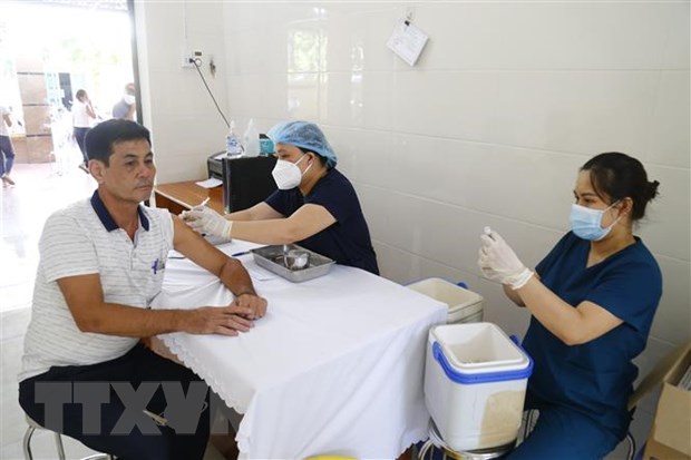 Ngày 18-8-2023: 7 ca COVID-19 khỏi bệnh trong ngày, 2 ca phải thở oxy Tiêm vaccine phòng COVID-19. (Ảnh: Nam Sương/TTXVN)
