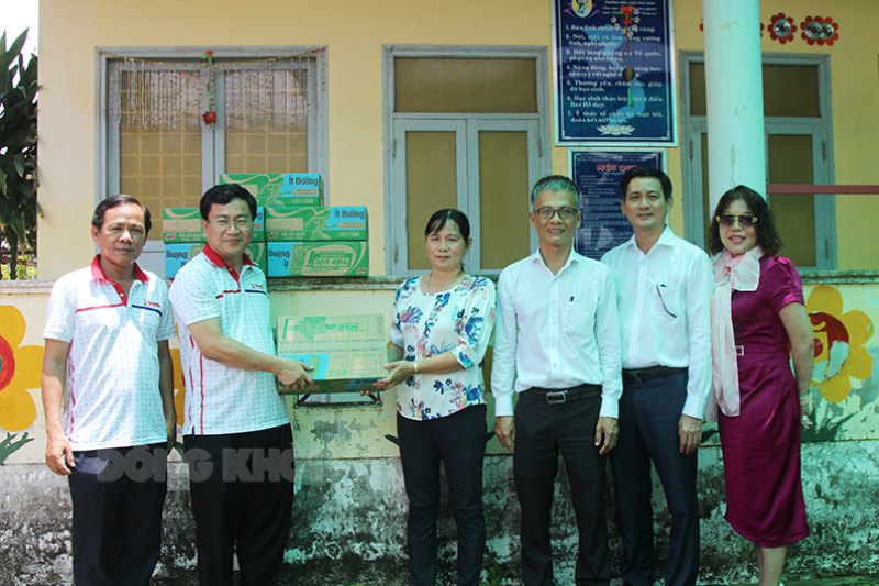 Trao tặng sữa cho Trường Mẫu giáo xã Phước Ngãi.