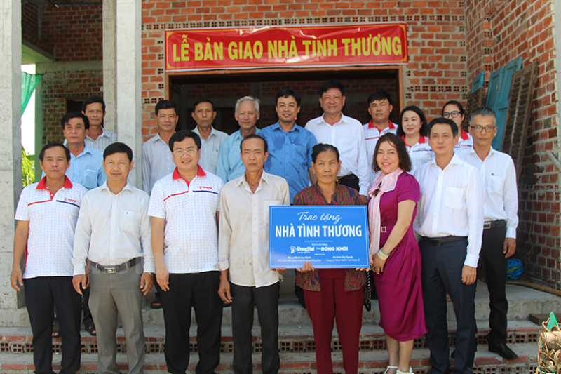 Đại biểu chụp ảnh lưu niệm với gia đình bà Nguyễn Thị Anh.