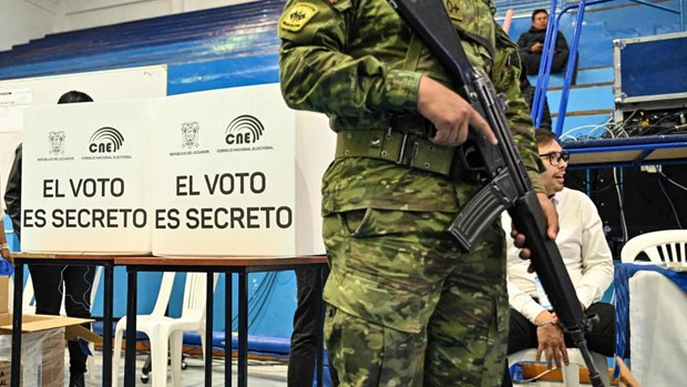 Một binh sỹ Ecuador đứng cạnh thùng bỏ phiếu trong cuộc diễn tập chuẩn bị cho cuộc tổng tuyển cử. (Ảnh: AFP)