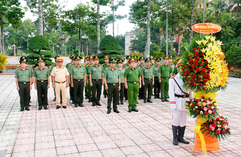 Các đại biểu tham dự lễ dâng hoa, dâng hương. Ảnh: M. Tú