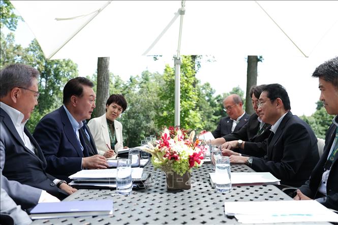 Thủ tướng Nhật Bản Fumio Kishida (thứ 2, phải) và Tổng thống Hàn Quốc Yoon Suk Yeol (thứ 2, trái) tại cuộc gặp song phương bên lề hội nghị thượng đỉnh ba bên Mỹ - Nhật - Hàn ở Trại David, bang Maryland, Mỹ, ngày 18-8-2023. Ảnh: Yonhap/TTXVN