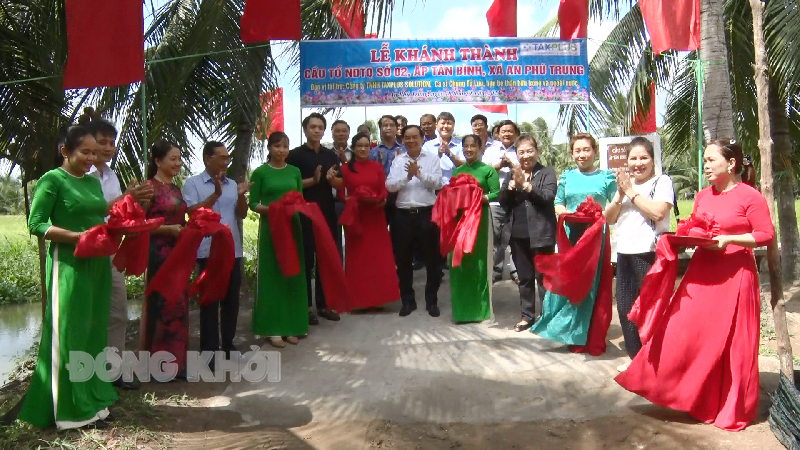 Chủ tịch UBDND tỉnh Trần Ngọc Tam cùng đại biểu cắt băng khánh thành cầu ấp Tân Bình.