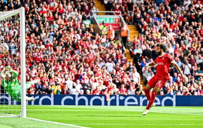 Salah đá bồi ghi bàn nâng tỷ số lên 2-1 cho Liverpool trên sân Anfield ngày 19-8-2023. Ảnh: Liverpool FC
