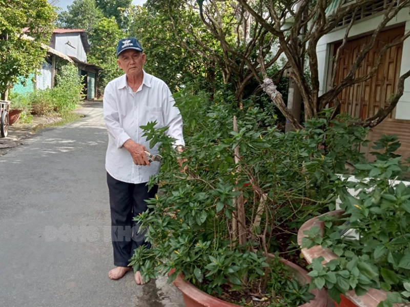 Ông Lương Văn Thế năm nay 72 tuổi vẫn tích cực lao động, đóng góp cho địa phương trong công tác an sinh xã hội.