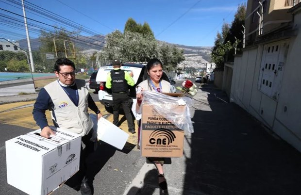 Người dân Ecuador bắt đầu cuộc tổng tuyển cử bầu chọn tổng thống Thành viên của Hội đồng Bầu cử Quốc gia mang thùng phiếu đến tận nhà cho người cao tuổi bỏ phiếu. Nguồn: Reuters