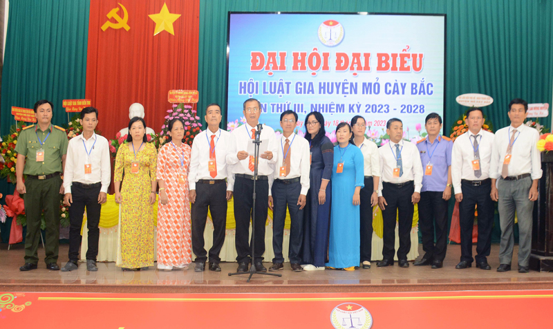 Luật gia Võ Hoài Đoàn tái đắc cử Chủ tịch Hội Luật gia Mỏ Cày Bắc Ra mắt Ban Chấp hành Hội Luật gia huyện Mỏ Cày Bắc nhiệm kỳ 2023 - 2028.