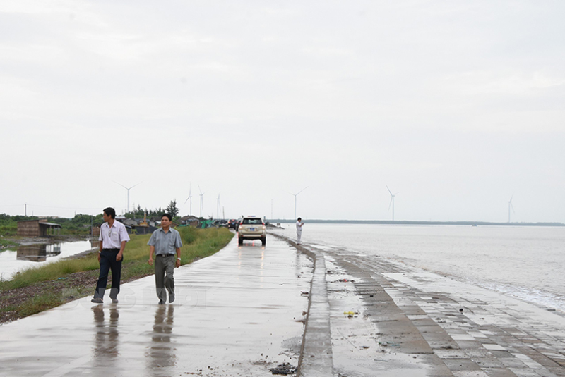Ba Tri thực hiện các giải pháp hạn chế thiệt hại do thiên tai Kè chắn sóng bờ biển Ba Tri, xã Bảo Thuận. Ảnh: Cẩm Trúc
