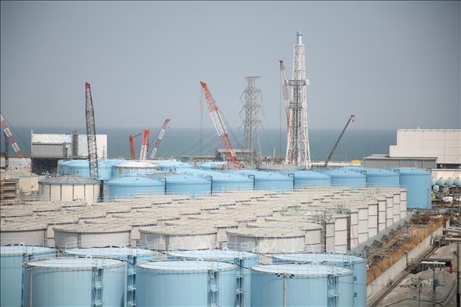 Các bể chứa nước thải nhiễm xạ tại nhà máy điện hạt nhân Fukushima Daiichi ở Okuma, tỉnh Fukushima, Nhật Bản. Ảnh: Kyodo/TTXVN