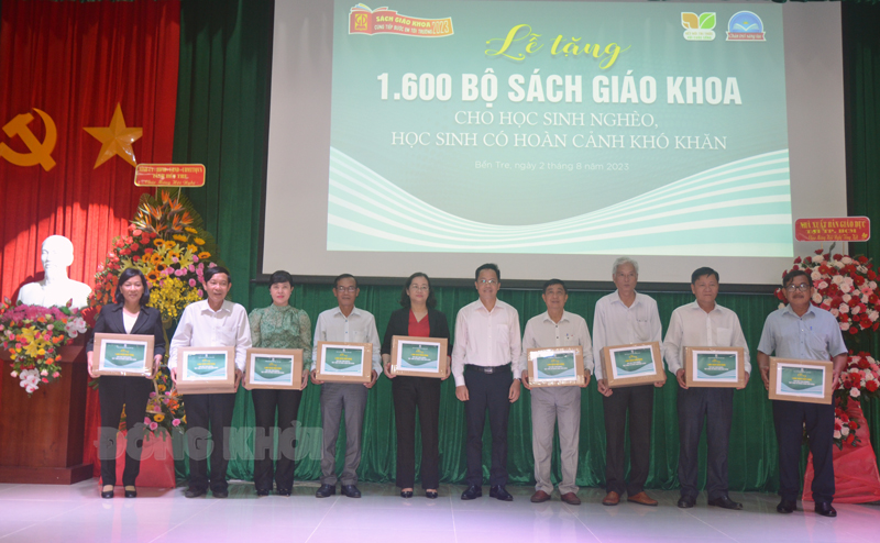Sẵn sàng cho năm học mới 2023-2024 Nhà xuất bản Giáo dục Việt Nam trao tặng 1.600 bộ sách giáo khoa cho tỉnh để trao tặng học sinh nghèo, học sinh có hoàn cảnh khó khăn. Ảnh: Trần Quốc