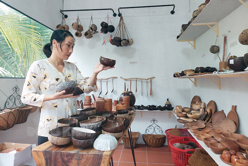 Tạo môi trường hỗ trợ thanh niên khởi nghiệp Chị Lê Thị Huế My ở huyện Giồng Trôm khởi nghiệp các mặt hàng sản phẩm thủ công mỹ nghệ từ dừa.
