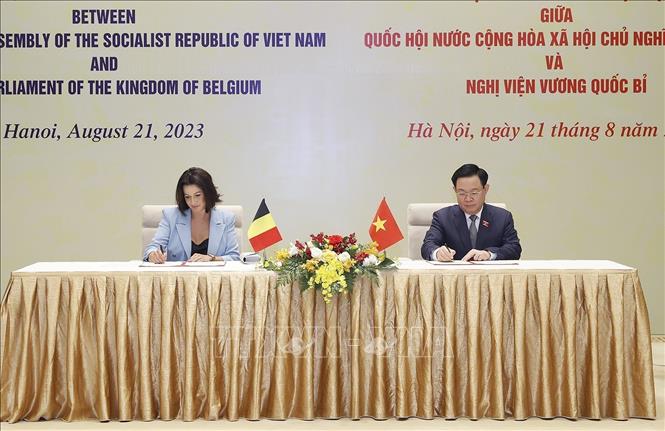 Chủ tịch Quốc hội Vương Đình Huệ và Chủ tịch Thượng viện Vương quốc Bỉ Stéphanie D'Hose ký Thỏa thuận hợp tác giữa Quốc hội Việt Nam và Nghị viện Bỉ. Ảnh: Doãn Tấn/TTXVN