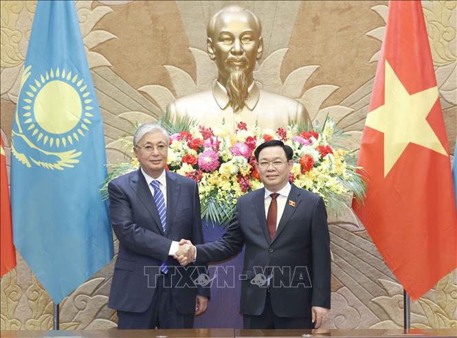 Chủ tịch Quốc hội Vương Đình Huệ và Tổng thống Kazakhstan Kassym-Jomart Tokayev. Ảnh: Doãn Tấn/TTXVN