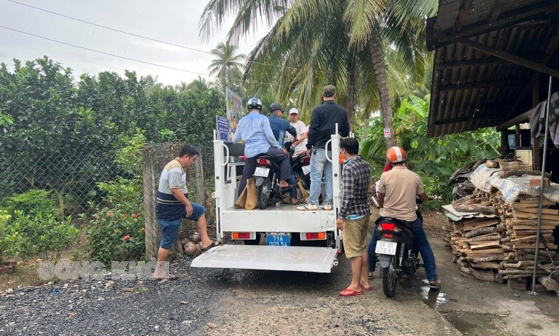 Lực lượng chức năng đưa các đối tượng về trụ sở Công an để làm việc. Ảnh: Minh Tân.