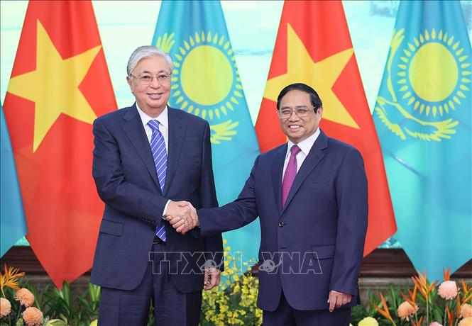 Thủ tướng Phạm Minh Chính hội kiến Tổng thống Kazakhstan Kassym-Jomart Tokayev. Ảnh: Dương Giang/TTXVN