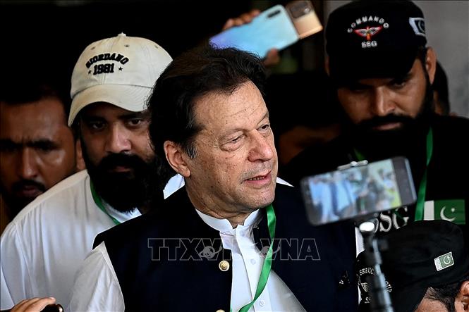 Pakistan: Cựu Thủ tướng Imran Khan đối mặt cáo buộc làm rò rỉ bí mật nhà nước Cựu Thủ tướng Pakistan Imran Khan (giữa) rời khỏi tòa án tối cao ở Islamabad ngày 26-7-2023. Ảnh: AFP/TTXVN